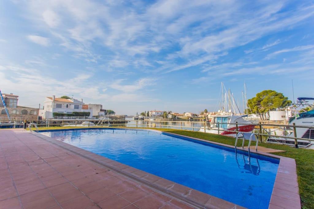 Piso De 2 Habitaciones, 3 Piscinas Y Cerca Del Mar Roses Exterior foto