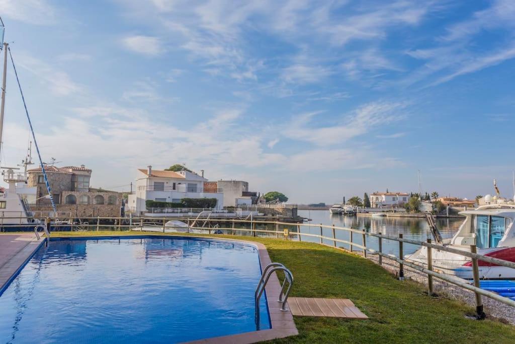 Piso De 2 Habitaciones, 3 Piscinas Y Cerca Del Mar Roses Exterior foto